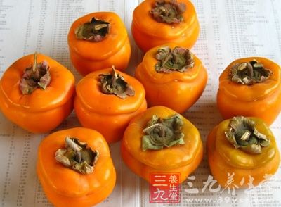 柿子中含有大量的柿膠酚和一種叫紅鞣質的可溶性收斂劑
