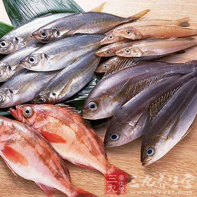 魚體腹腔兩側有一層黑色膜衣