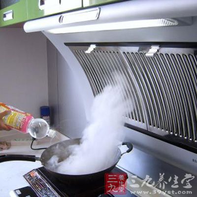 當爐火、煤煙、香煙、灰塵中的有害氣體，經呼吸道吸入肺部，滲透到血液中後，就會給人帶來極大的危害