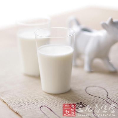在牛奶中加鈣粉