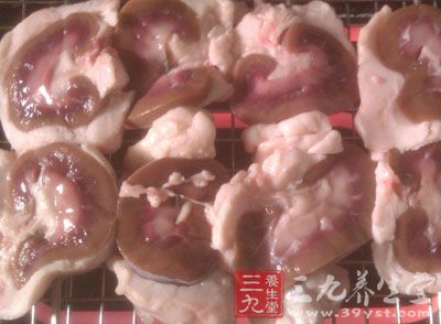 老板,再來兩串‘腰子’、兩串‘凹腰’。”一位正在吃著燒烤的男人對著老板喊道。 老板,再來兩串‘腰子’、兩串‘凹腰’。”一位正在吃著燒烤的男人對著老板喊道。