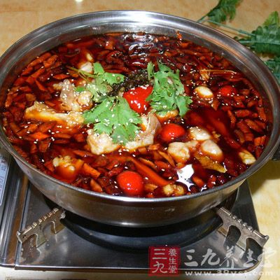 下精鹽、味精,放入血旺、鳝片、火腿腸、肉片、黃豆芽、水發木耳、大蔥及各種蔬菜共煮。 下精鹽、味精,放入血旺、鳝片、火腿腸、肉片、黃豆芽、水發木耳、大蔥及各種蔬菜共煮。