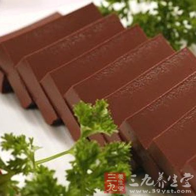 由於毛血旺這道菜所用的食材有些味道很腥,那麼就一定要放入一定量的辣椒和花椒,這樣就去除了毛肚和肥腸的腥氣。 由於毛血旺這道菜所用的食材有些味道很腥,那麼就一定要放入一定量的辣椒和花椒,這樣就去除了毛肚和肥腸的腥氣。