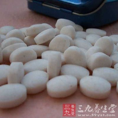 可使皮膚毛細血管擴張、散熱增加,引起皮膚冷反射,故有解熱作用。 可使皮膚毛細血管擴張、散熱增加,引起皮膚冷反射,故有解熱作用。