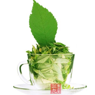 白砂糖放在鋁鍋中,加少量的水,以小火煎熬至較稠厚時,加入薄荷細粉,調勻,再繼續煎熬至用鏟挑起即成絲狀,而不粘手時,停火。 白砂糖放在鋁鍋中,加少量的水,以小火煎熬至較稠厚時,加入薄荷細粉,調勻,再繼續煎熬至用鏟挑起即成絲狀,而不粘手時,停火。