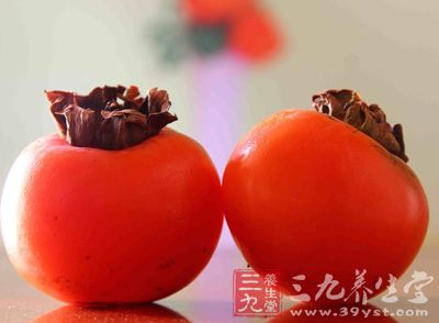 如果胃柿石無法自然被排出，那麼就會造成消化道梗阻，出現上腹部劇烈疼痛、嘔吐、甚至嘔血等症狀，曾在手術中發現大如拳頭的胃柿石。
