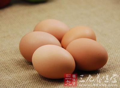 用碗或灶台邊緣敲破雞蛋