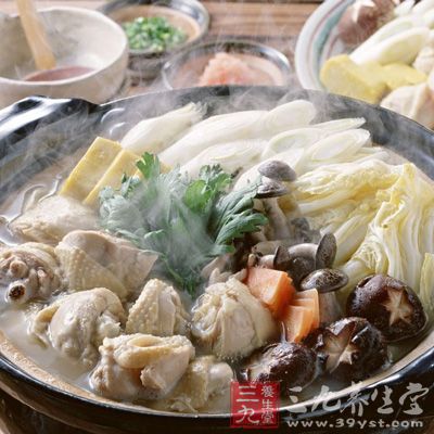 為追求鮮脆嫩滑的口感，食物在火鍋裡燙一下就吃