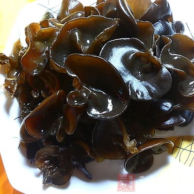 新鮮木耳中含有一種叫做卟啉類的對光線敏感的物質