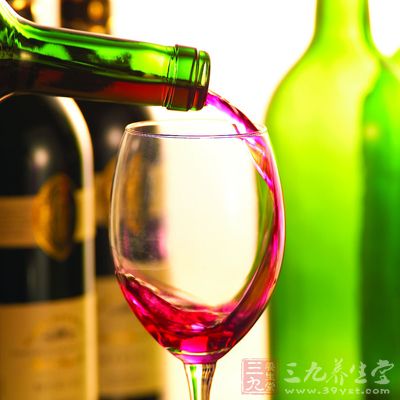酒精和香煙中的尼古丁都能刺激胃粘膜