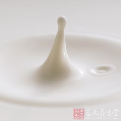 如果你對自己頭發的質地不太滿意就不妨在洗發水和護發素中加入牛奶