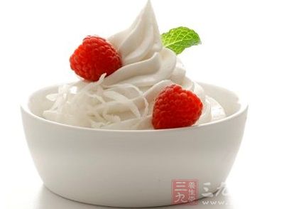 許多人喜歡喝酸奶