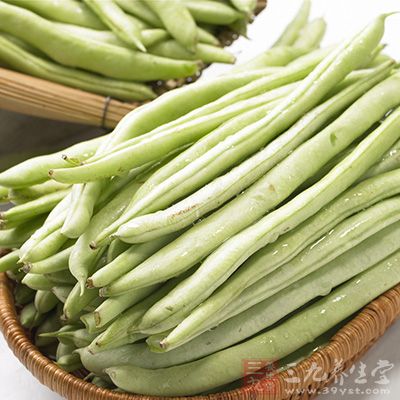 假如四季豆未煮熟，豆中的皂素會強烈刺激消化道