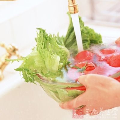 清水反復沖洗或去皮