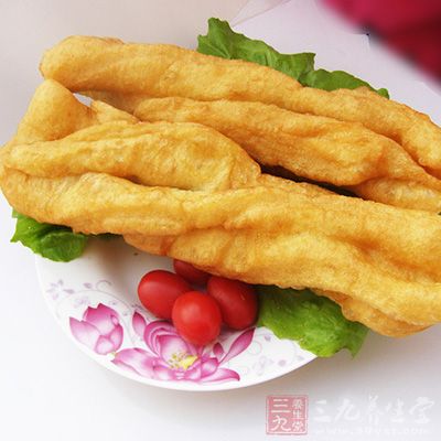 油條八成鋁超標，黑窩點竟用敵敵畏熏美味油條