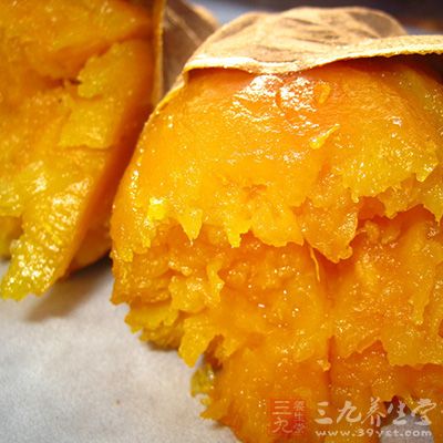 化工油桶改當烤爐烤紅薯