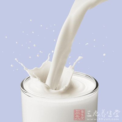 對於 18 歲以上的成年人，一天喝 2-3 杯牛奶便可得到一日所需