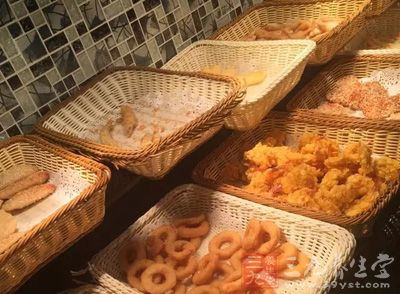 冰淇淋、炸雞、薯條、披薩