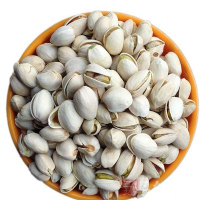 把大顆粒的食物進一步揉碎成足夠柔軟的食糜