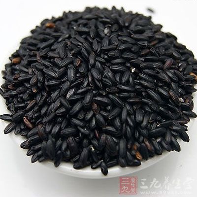 比如說，用豆漿機把糙米、黑米、紅小豆、燕麥、芝麻