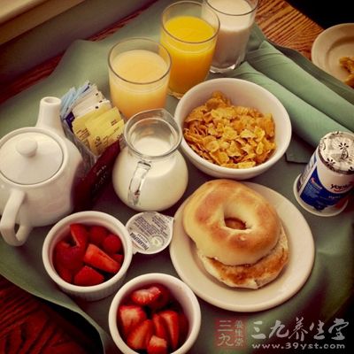起床後先喝杯清水然後再吃早餐比較好