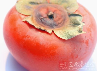 體質虛寒者尤應忌之;柿中含鞣酸，蟹肉富含蛋白