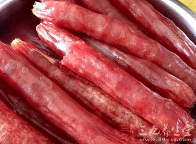 熏肉、熏腸、羊肉串都是用木炭熏烤而成的食物