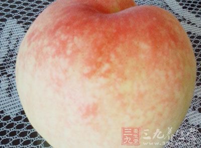 桃子的含糖量高，每百克桃含糖7克