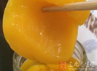 不論是水果類罐頭,還是肉類罐頭,其中的營養素都遭到大量的破壞 不論是水果類罐頭,還是肉類罐頭,其中的營養素都遭到大量的破壞