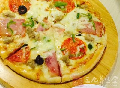 在面餅、醬料和奶酪中，都含有相當數量的鹽分