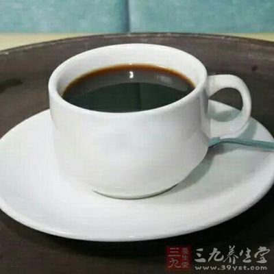 要限制飲用含咖啡因的飲品 要限制飲用含咖啡因的飲品