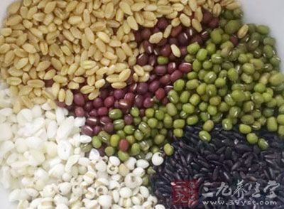 嬰幼兒飲食  　　一忌硬、粗、生