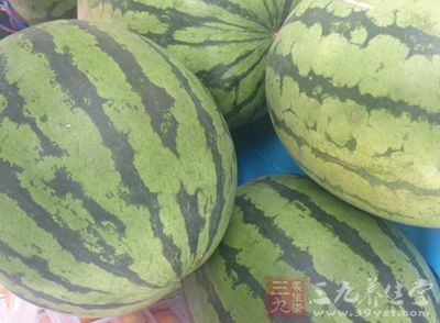 西瓜中富含的水量達94%以上 西瓜中富含的水量達94%以上