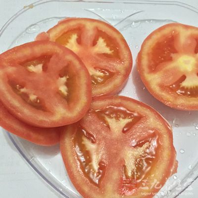 將鮮熟西紅柿去皮和籽後搗爛敷患處