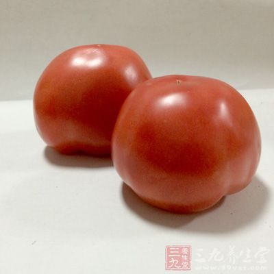 將蕃茄弄碎成醬汁狀，塗在臉上約十五分鐘