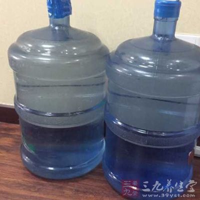 桶裝水在裝桶前往往采用臭氧消毒處理