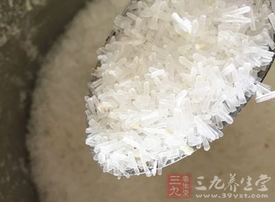 在炒菜的時候總會加點味精使菜變得更加有味呢
