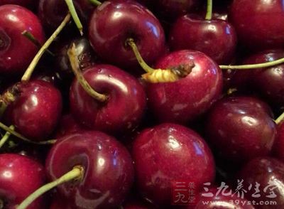 櫻桃色澤紅艷光潔，玲珑如瑪瑙寶石一樣