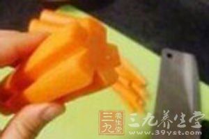 因其所含的胡蘿卜素與酒精在肝髒酶的作用下，會生成有毒物質
