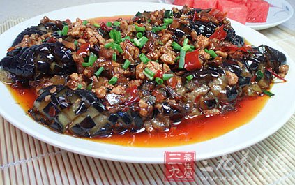 將茄子切成滾刀塊起油鍋