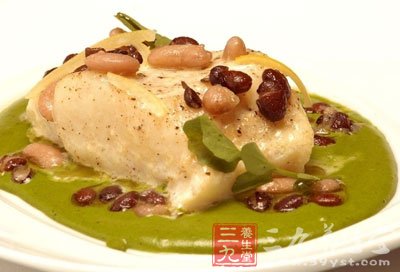 用勺子舀起熱油反復澆雞身上