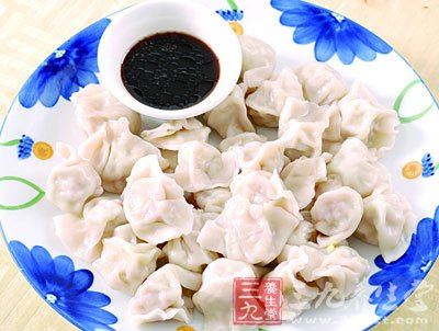 一盤熱騰騰的餃子就出鍋了