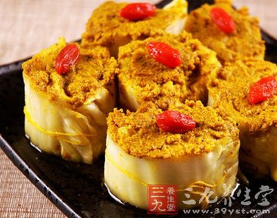 這時把白菜葉一層一層卷好