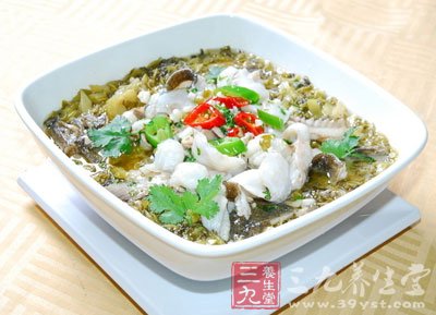 用刀取下兩扇魚肉