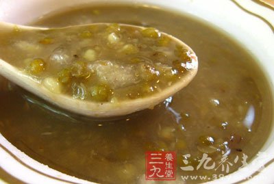 但清熱解毒作用更強