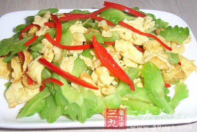 熱鍋加油溫熱後倒入打散的雞蛋