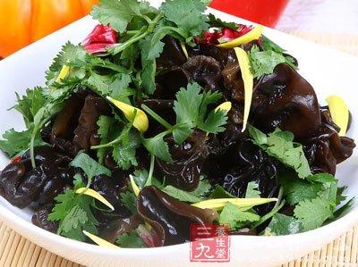 湯鍋內加入魚骨略煮