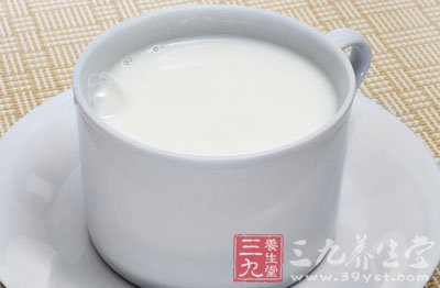 冬天喝一杯溫熱的牛奶暖胃又好睡眠