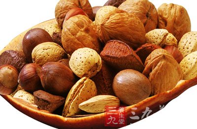 酸奶堅果水果銀耳蓮子羹或麥麸