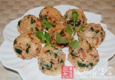 取一條培根放在飯團中間裹起來